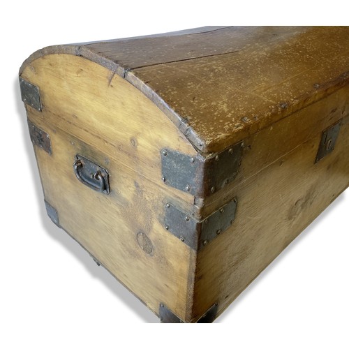 285 - An antique domed Pine chest.
71 x 43 x 40 cm