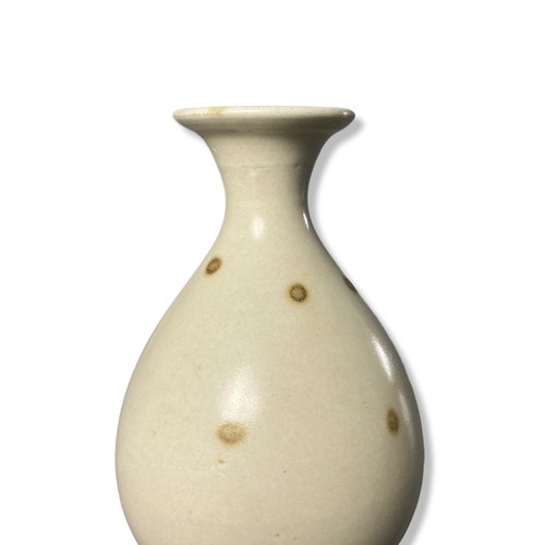 111 - A Japanese pottery vase.
12cm Tall