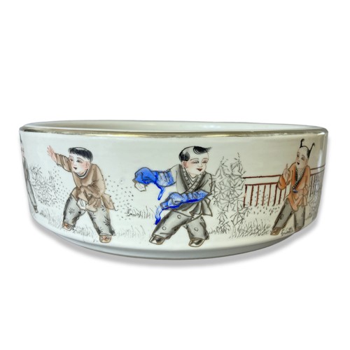 249 - A Chinese Republic type hand-painted porcelain dish. Depicting playing children.
7 x 22cm