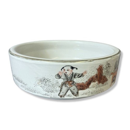 249 - A Chinese Republic type hand-painted porcelain dish. Depicting playing children.
7 x 22cm