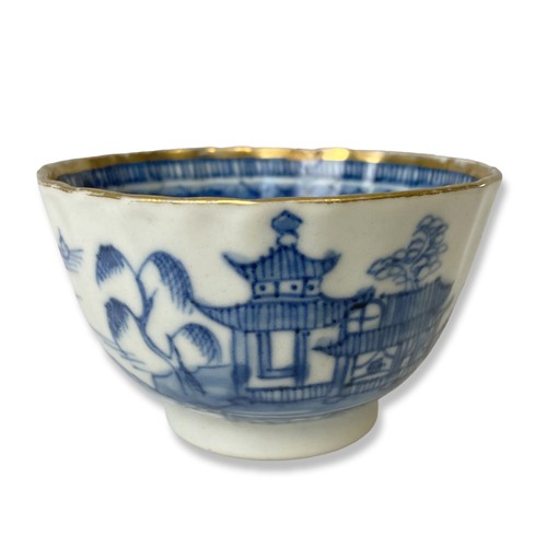 266 - Three Chinese Qianglong export porcelain tea bowls.