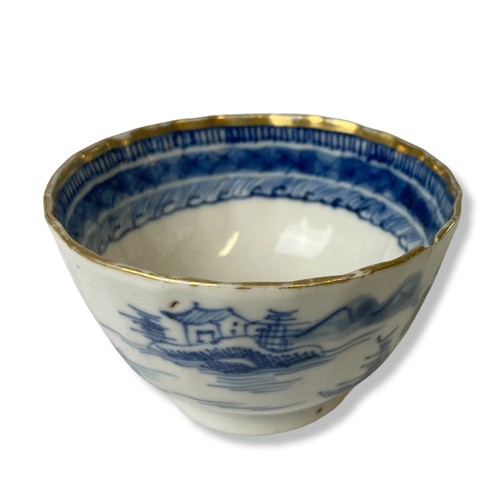 266 - Three Chinese Qianglong export porcelain tea bowls.