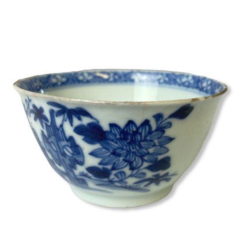 267 - 18th-Century Chinese porcelain blue & white tea bowl.
4 x 7.5cm