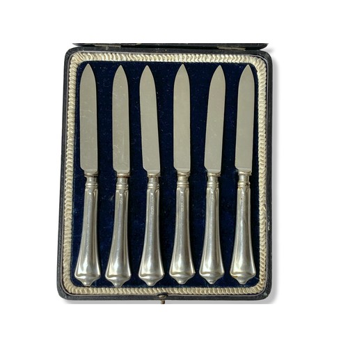 33 - A set of six Art Deco fruit knives. With 1916 Silver handles. By Atkin Brothers, Sheffield. In origi... 