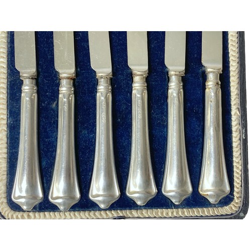 33 - A set of six Art Deco fruit knives. With 1916 Silver handles. By Atkin Brothers, Sheffield. In origi... 