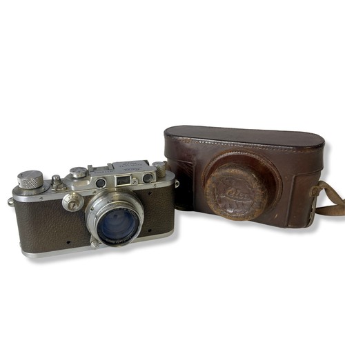 77 - A vintage Leica Ernst Leitz Wetzlar rangefinder camera. With leather case.