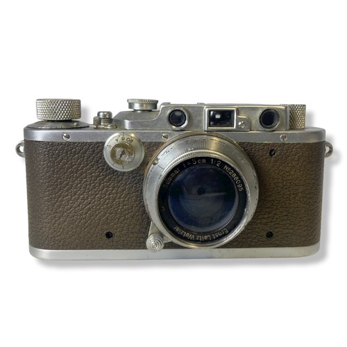 77 - A vintage Leica Ernst Leitz Wetzlar rangefinder camera. With leather case.