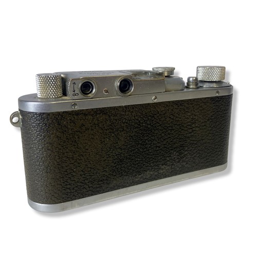 77 - A vintage Leica Ernst Leitz Wetzlar rangefinder camera. With leather case.