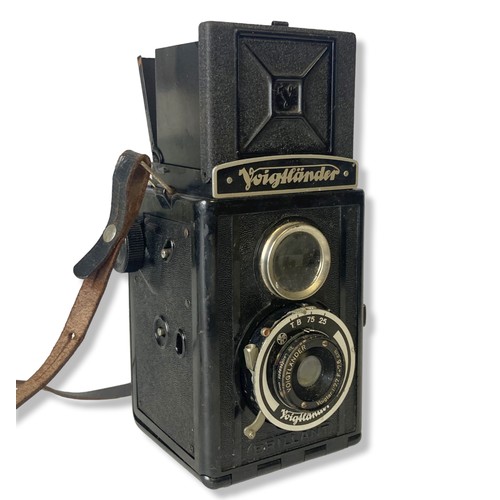 69 - A vintage Voigtlander Brilliant camera.