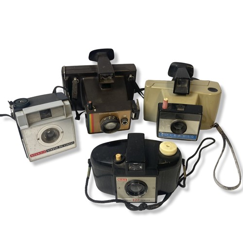 87 - A collection of vintage camera. To include Bencini Comet S8 camcorder, A Brownie Fiesta R4, Brownie ... 