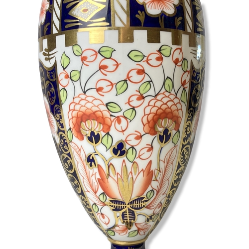 120 - A Royal Crown Derby Imari baluster vase. With cover.
26.5cm Tall