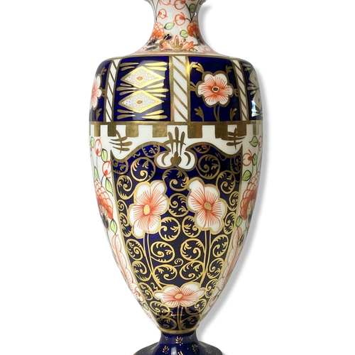 120 - A Royal Crown Derby Imari baluster vase. With cover.
26.5cm Tall