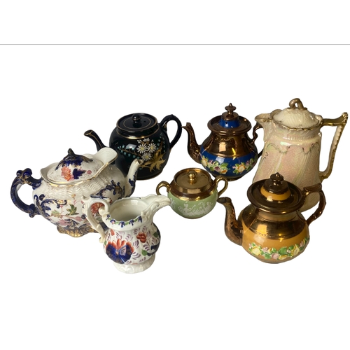 132 - A job lot og Victorian & later teapots & jugs.