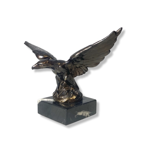 153 - A vintage bronzed metal Eagle desk paperweight.
11 x 15 cm