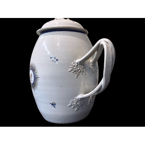 121 - A large Chinese Export porcelain Cider jug.  Qianglong / Jiaxing period. 29cm Tall. Barrel-shape, wi... 