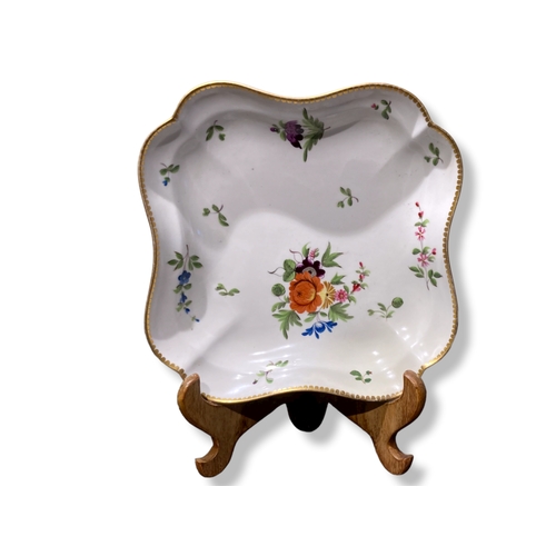 54 - A 19th-century Chamberlains Worcester porcelain dish. Hand painted  flowers in enamels.
21 x 21 cm