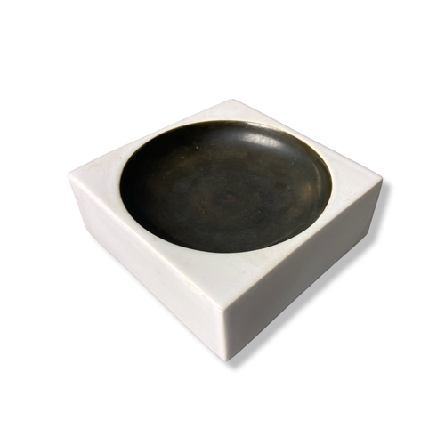 133 - A vintage Troika pottery ashtray. Decorated by Anne Lewis (1969-72). White and bronze effect bowl.
1... 