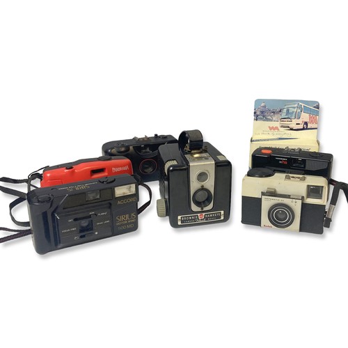 216 - A collection of vintage 35mm & Box camera.Includes Kodak Instamatic 25 and Brownie Hawkeye