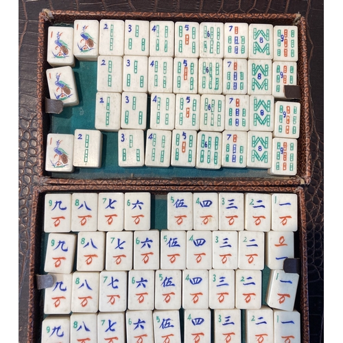 157 - An early 20th-century cased mahjong set.
16 x 14 x 21cm