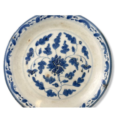 188 - An 18th century Chinese porcelain dish. Blue & white painted floral pattern. Seal mark to base. 
21c... 