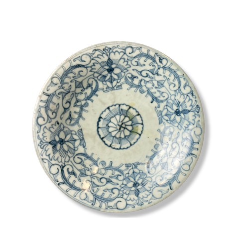 190 - A large 18th century Chinese porcelain dish. painted cobalt stylised floral design.
26cm Diameter