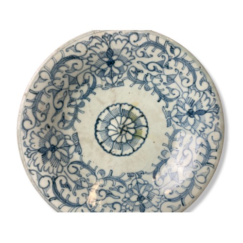 190 - A large 18th century Chinese porcelain dish. painted cobalt stylised floral design.
26cm Diameter