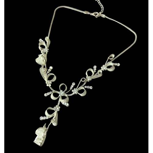 61 - A silver filigree ladies necklace. Unmarked.