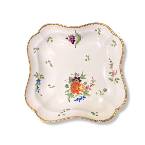 142 - A 19th-century Chamberlains Worcester porcelain dish. Hand painted  flowers in enamels.
21 x 21 cm