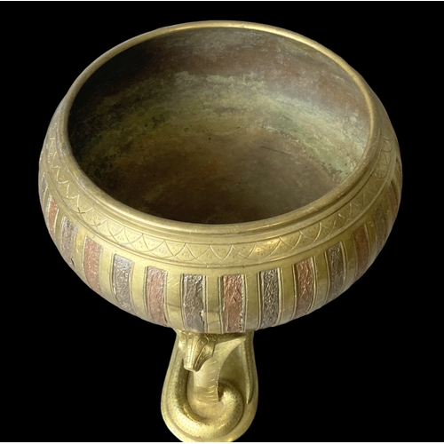 39 - A large Indian Brass bowl on Cobra stand.
28 x 30 cm