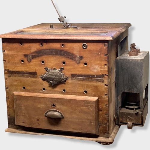 112 - Hearson's Mahogany Champion Incubator. paraffin fuelled. With original central plaque. 
50 x 53 x 54... 