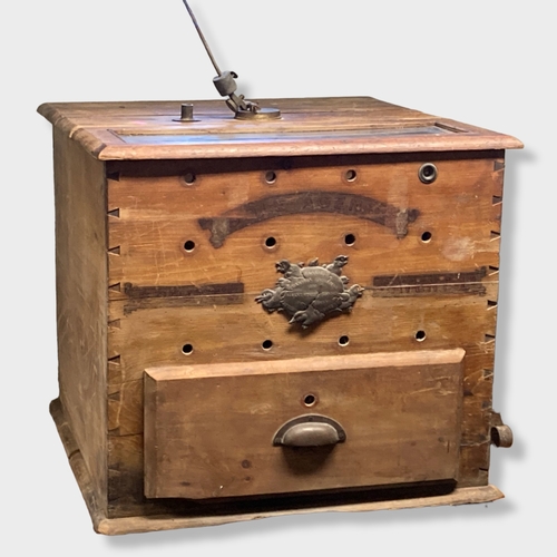 112 - Hearson's Mahogany Champion Incubator. paraffin fuelled. With original central plaque. 
50 x 53 x 54... 