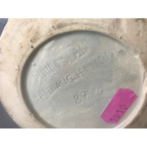67 - A Vietnamese phung van Battrang vase