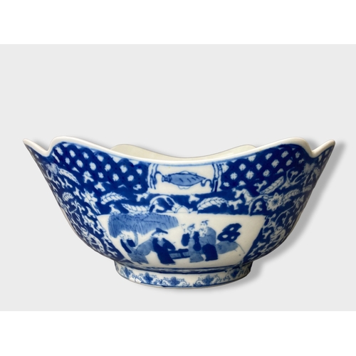 69 - A Chinese hand painted blue & white porcelain fruit bow.
12 x 24cm