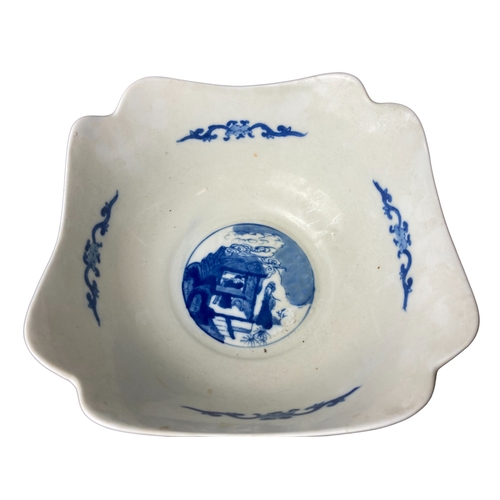 69 - A Chinese hand painted blue & white porcelain fruit bow.
12 x 24cm