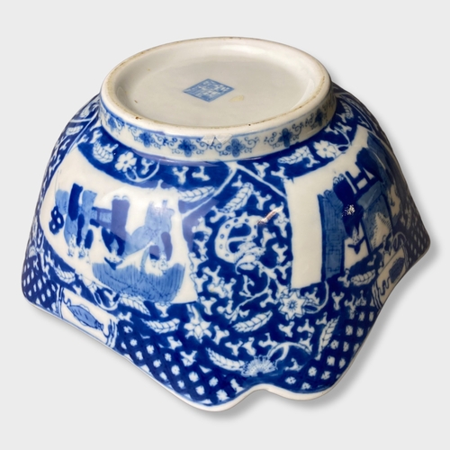 69 - A Chinese hand painted blue & white porcelain fruit bow.
12 x 24cm
