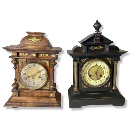 80 - Two antique Mantle clocks. Including an Ebonised Junghans, together with a Walnut example.
Talles 45... 