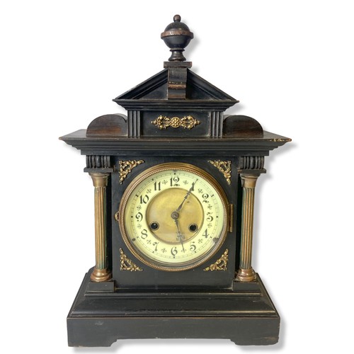 80 - Two antique Mantle clocks. Including an Ebonised Junghans, together with a Walnut example.
Talles 45... 