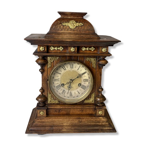 80 - Two antique Mantle clocks. Including an Ebonised Junghans, together with a Walnut example.
Talles 45... 