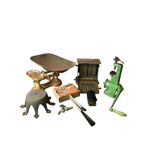 84 - A Collection of Vintage Kitchenalia