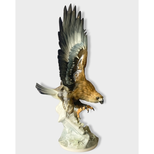 46 - A large Hutschenreuther porcelain figure of an eagle.
Modelled by Karl Tutter.
On wooden stand.
45cm... 