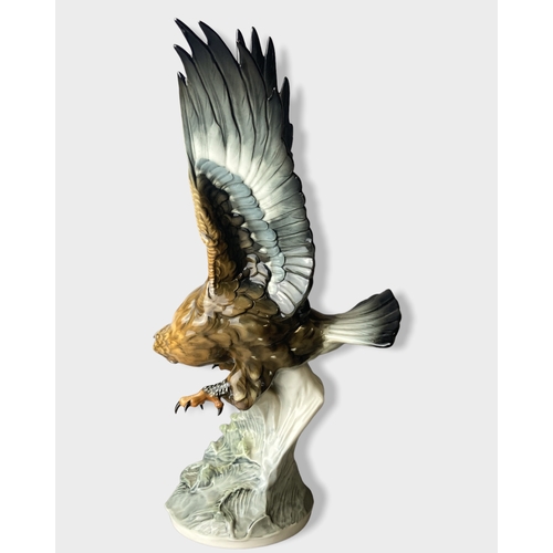 46 - A large Hutschenreuther porcelain figure of an eagle.
Modelled by Karl Tutter.
On wooden stand.
45cm... 