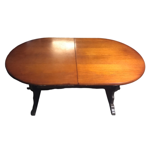 14 - Mid Century Dining Room Table Extendable Centre, with leaf.