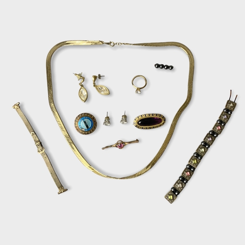 68 - A miscellaneous collection of vintage Jewellery including a 9ct Gold brooch.