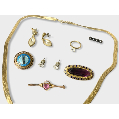 68 - A miscellaneous collection of vintage Jewellery including a 9ct Gold brooch.