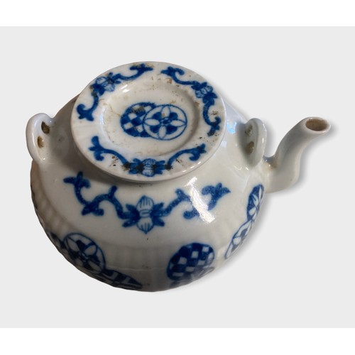 160C - A Chinese early 20th century Chinese porcelain blue & white teapot.
8.5 x 12.5cm