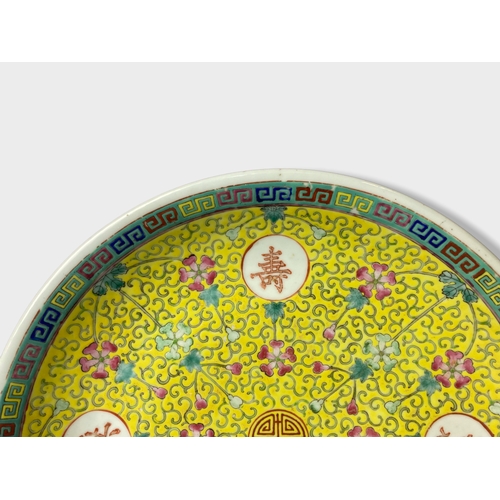 210C - A large Chinese Famille Jaune decorated porcelain dish.
34cm Dish