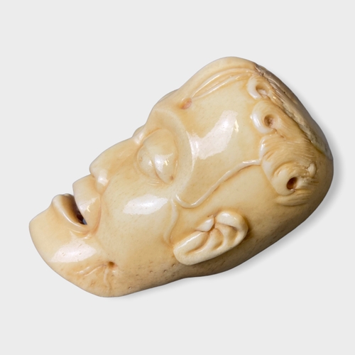 119A - A Japanese carved bone stick handle.
Modelled as a Skull / head.
Signed to back.
5.5cm tall