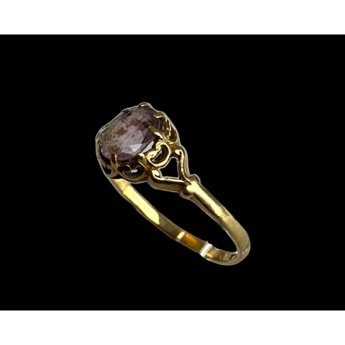 33 - A vintage 9 carat gold & Amethyst ladies ring.
Stylised mount set with a +/- 1 carat Amethyst.
Briti... 