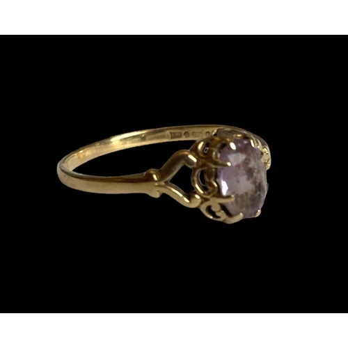 33 - A vintage 9 carat gold & Amethyst ladies ring.
Stylised mount set with a +/- 1 carat Amethyst.
Briti... 