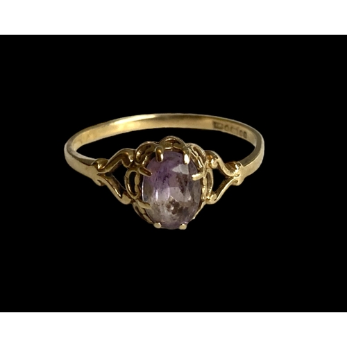 33 - A vintage 9 carat gold & Amethyst ladies ring.
Stylised mount set with a +/- 1 carat Amethyst.
Briti... 